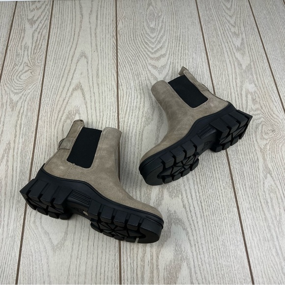 GUESS Women's Hensly Lug Sole Side Gore Chelsea Booties 6.5M Light Brown $99 - Picture 4 of 7